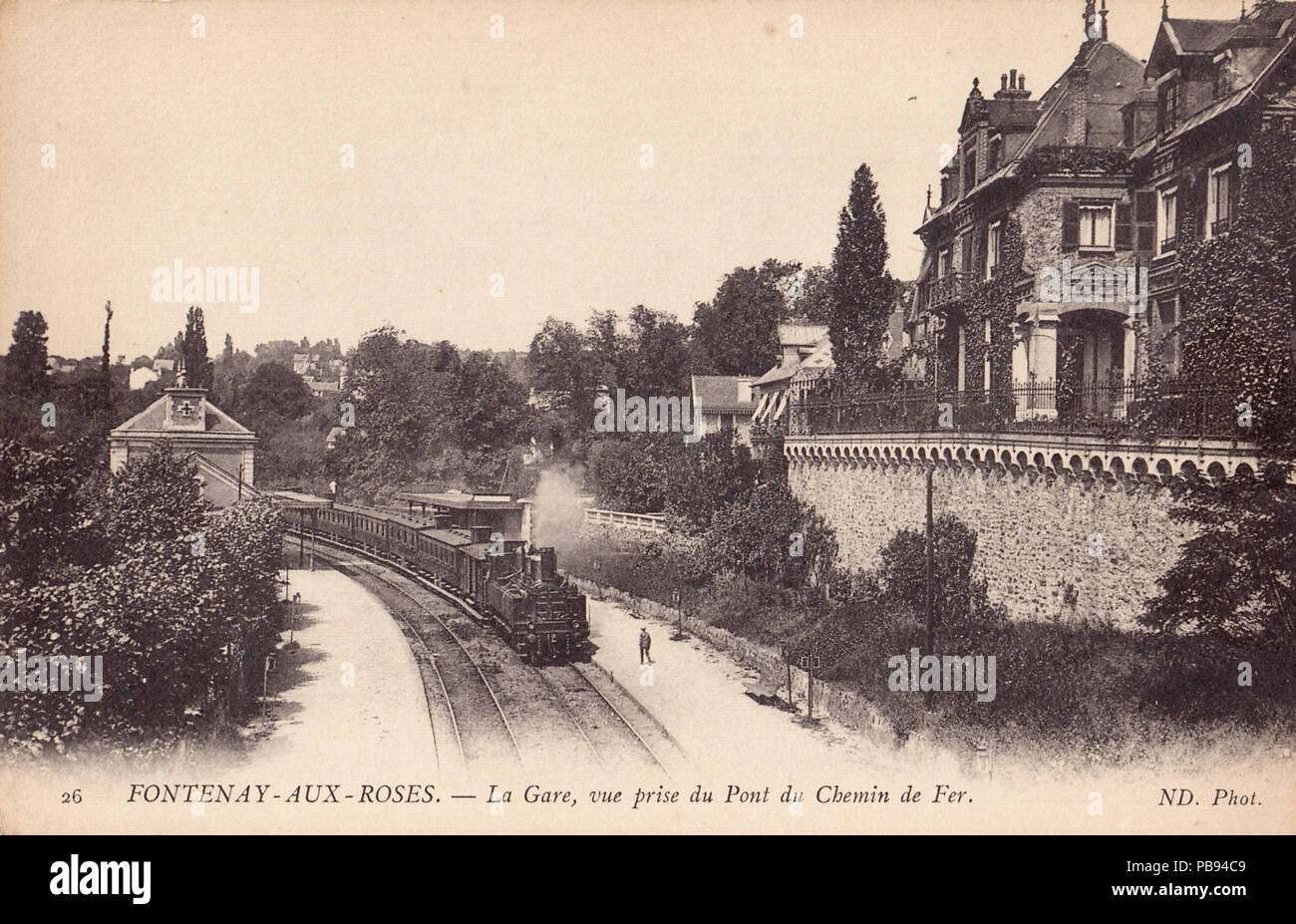 . Français : Carte postale ancienne éditée par ND 26 : Fontenay-aux-Roses - La Gare, vue prise du Pont du Chemin de Fer . prima di 1914 1085 ND 26 - Fontenay-aux-Roses - La Gare, vue prise du Pont du Chemin de Fer Foto Stock