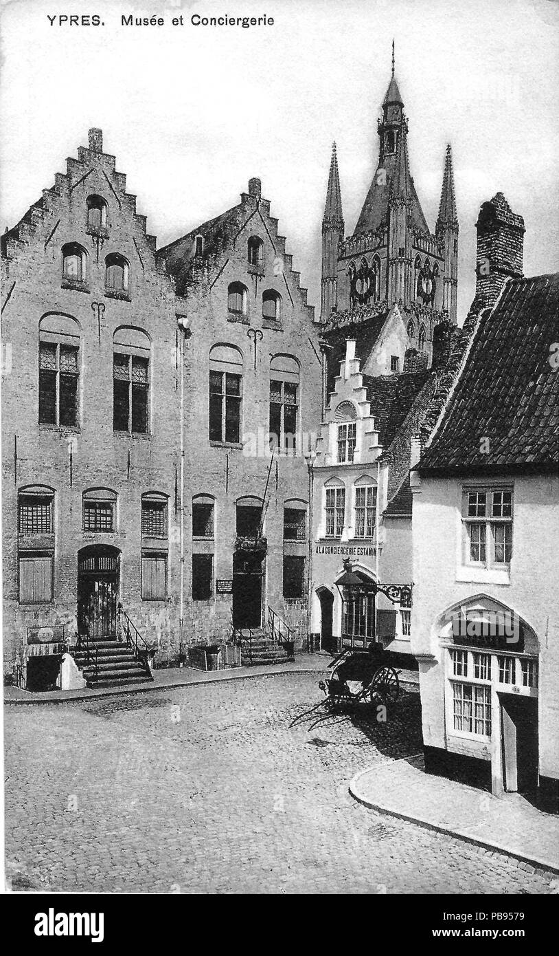 . Nederlands: Briefkaart van Ieper van voor de oorlog. Het è in de Boomgaardstraat in Ieper. De huisjes staan er nog destrieri met de trapgevels. (50°51'01.05' N. & 2°53'01.03 O.). Meer info . Pre WWI 786 Ieper voor de oorlog Foto Stock