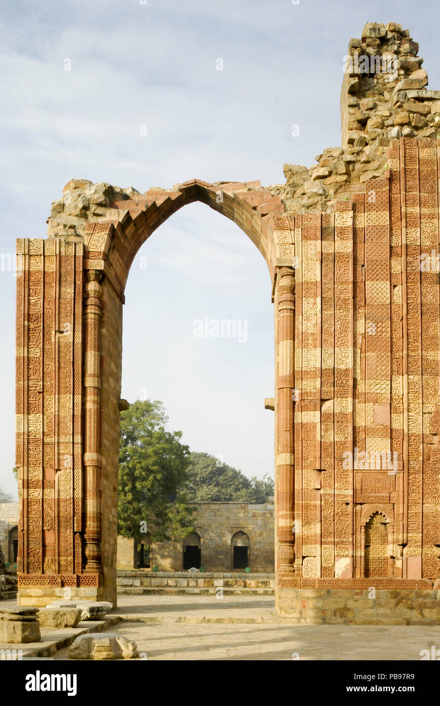 Schermo di qibla facciata, Quwwat al-Islam moschea complessa, Delhi, India Foto Stock