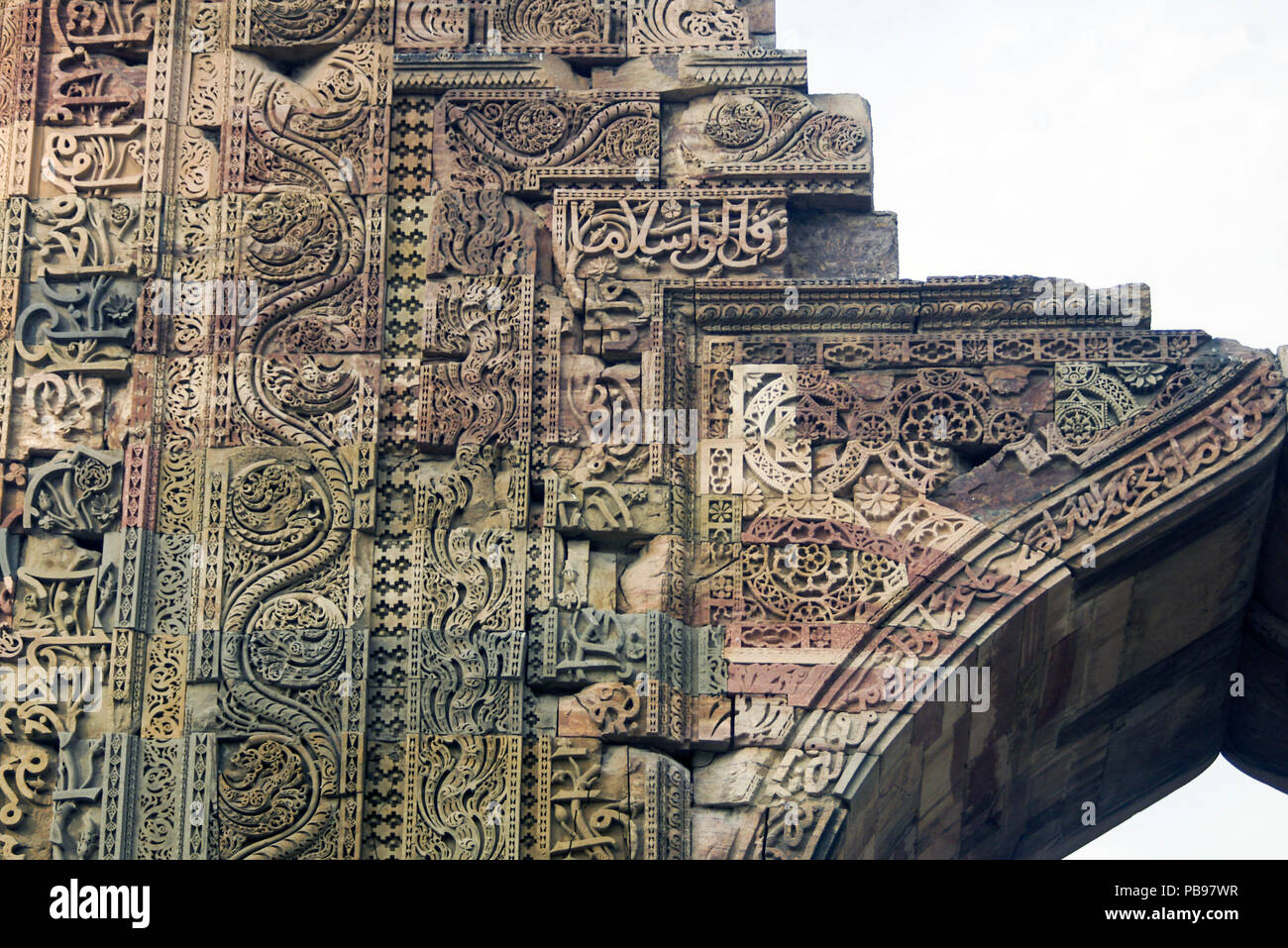 Dettaglio della schermata di qibla facciata, Quwwat al-Islam moschea complessa, Delhi, India Foto Stock