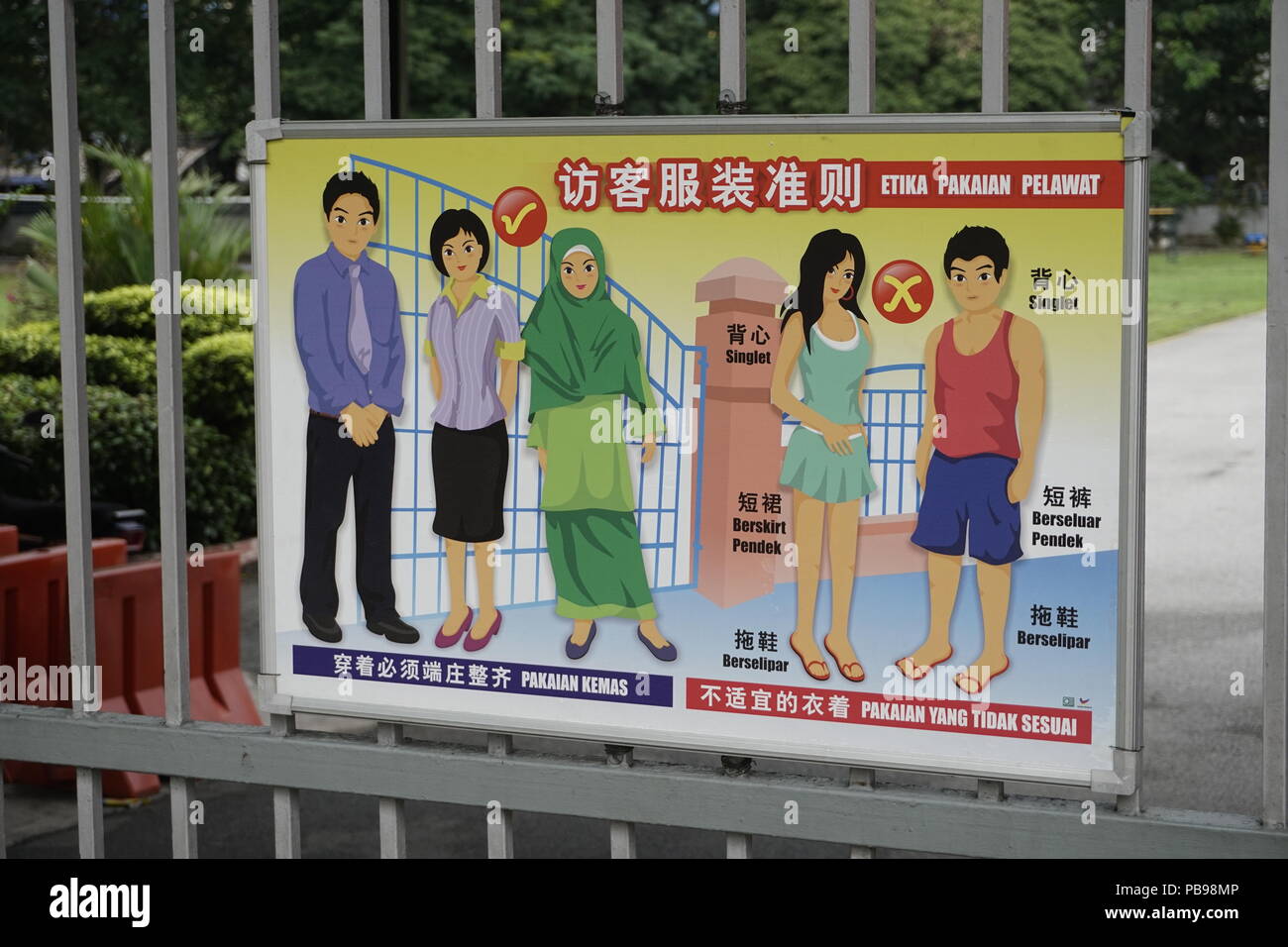 Visitatore medicazione codice presso una scuola in Malesia Foto Stock