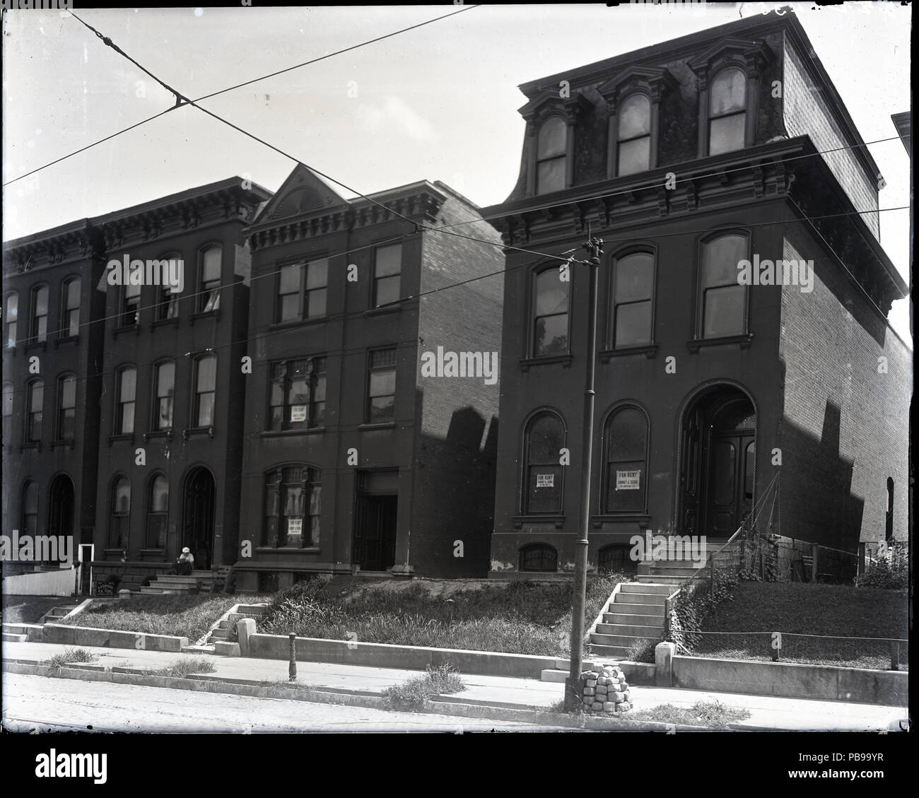 1255 edifici residenziali con "in affitto" segni su una strada non identificato Foto Stock