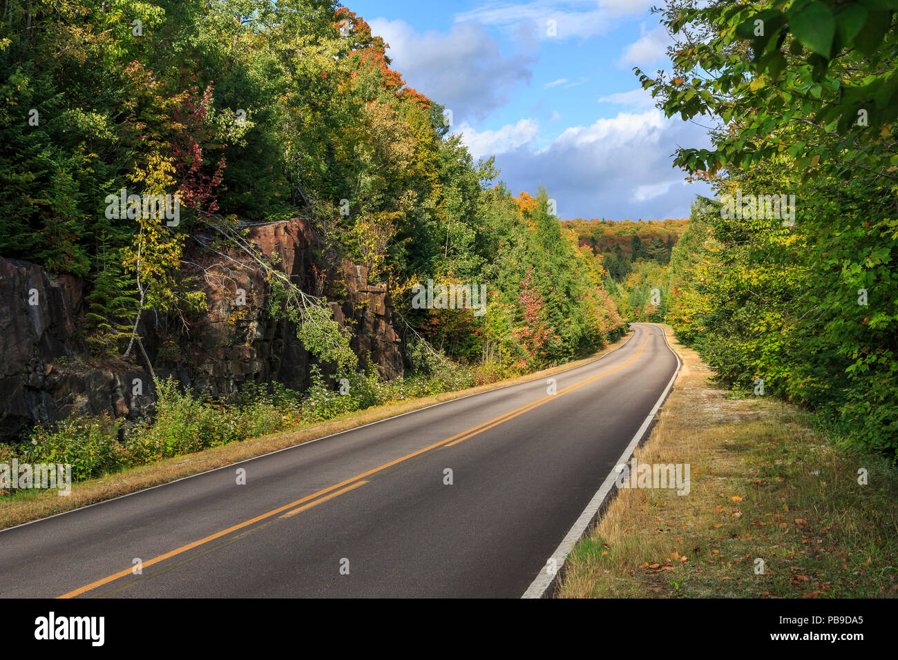 La strada attraverso la Mauricie National Park, Quebec, Canada Foto Stock