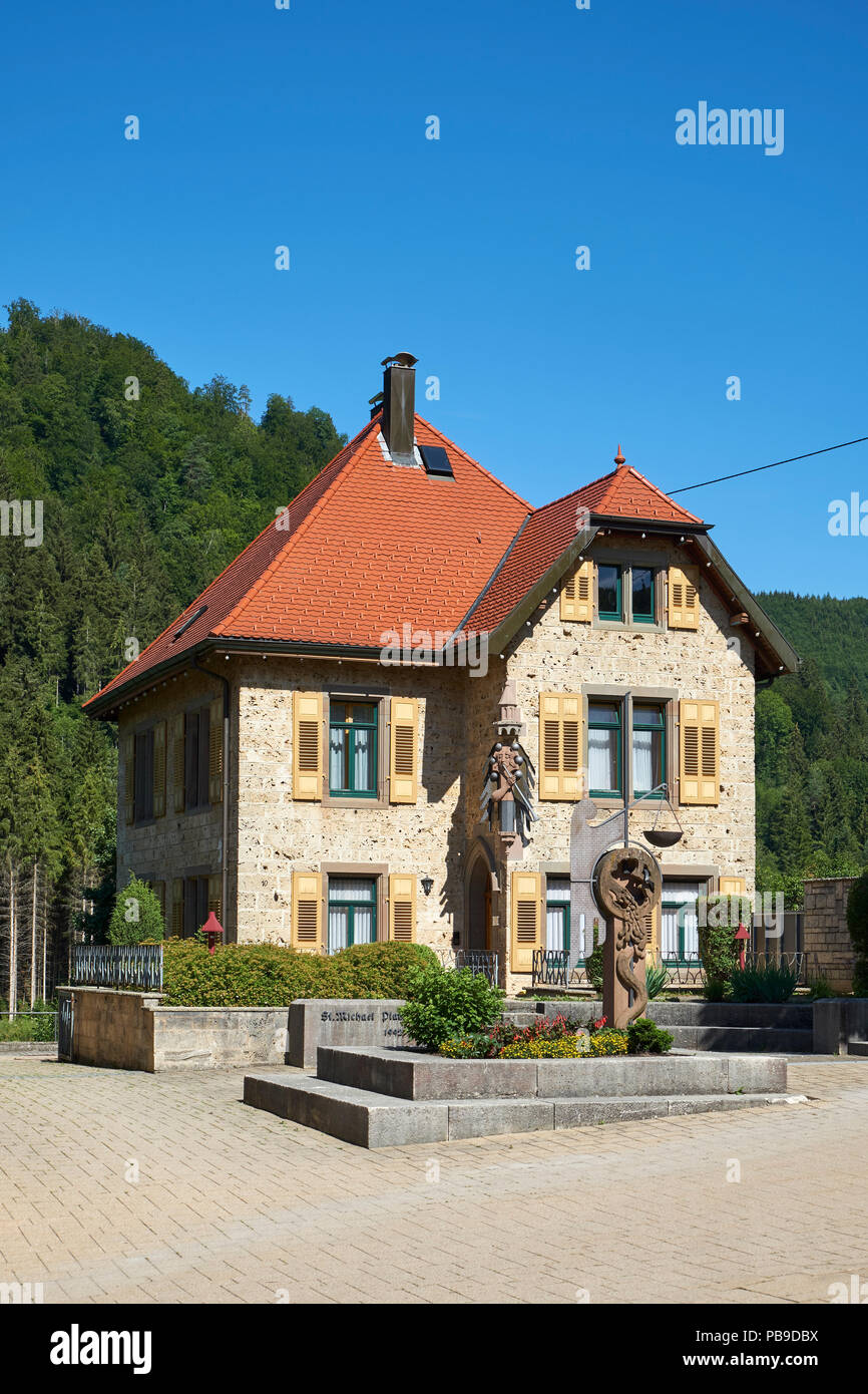 Canonica, costruito da Bärenthal di pietra calcarea, nella comunità Bärenthal, Tuttlingen distretto, Baden-Württemberg, Germania Foto Stock