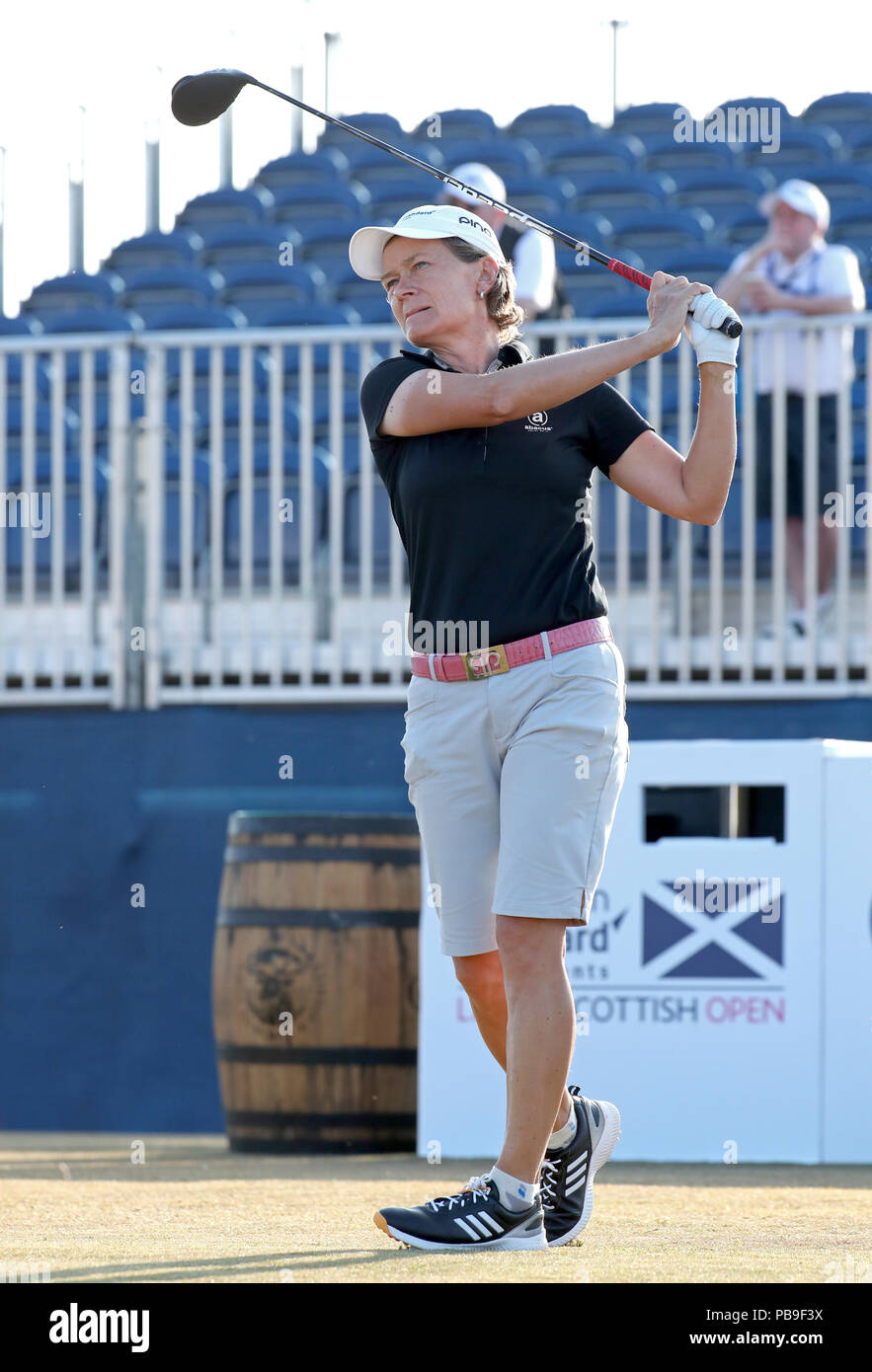 Catriona Matthew della Scozia sul 1° tee durante il secondo giorno dell'Aberdeen Standard Investments 2018 Ladies Scottish Open al Gullane Golf Club. STAMPA ASSOCIAZIONE Foto, Foto data: Venerdì 27 luglio 2018. Il credito fotografico dovrebbe essere: Jane Barlow/PA Wire. Foto Stock