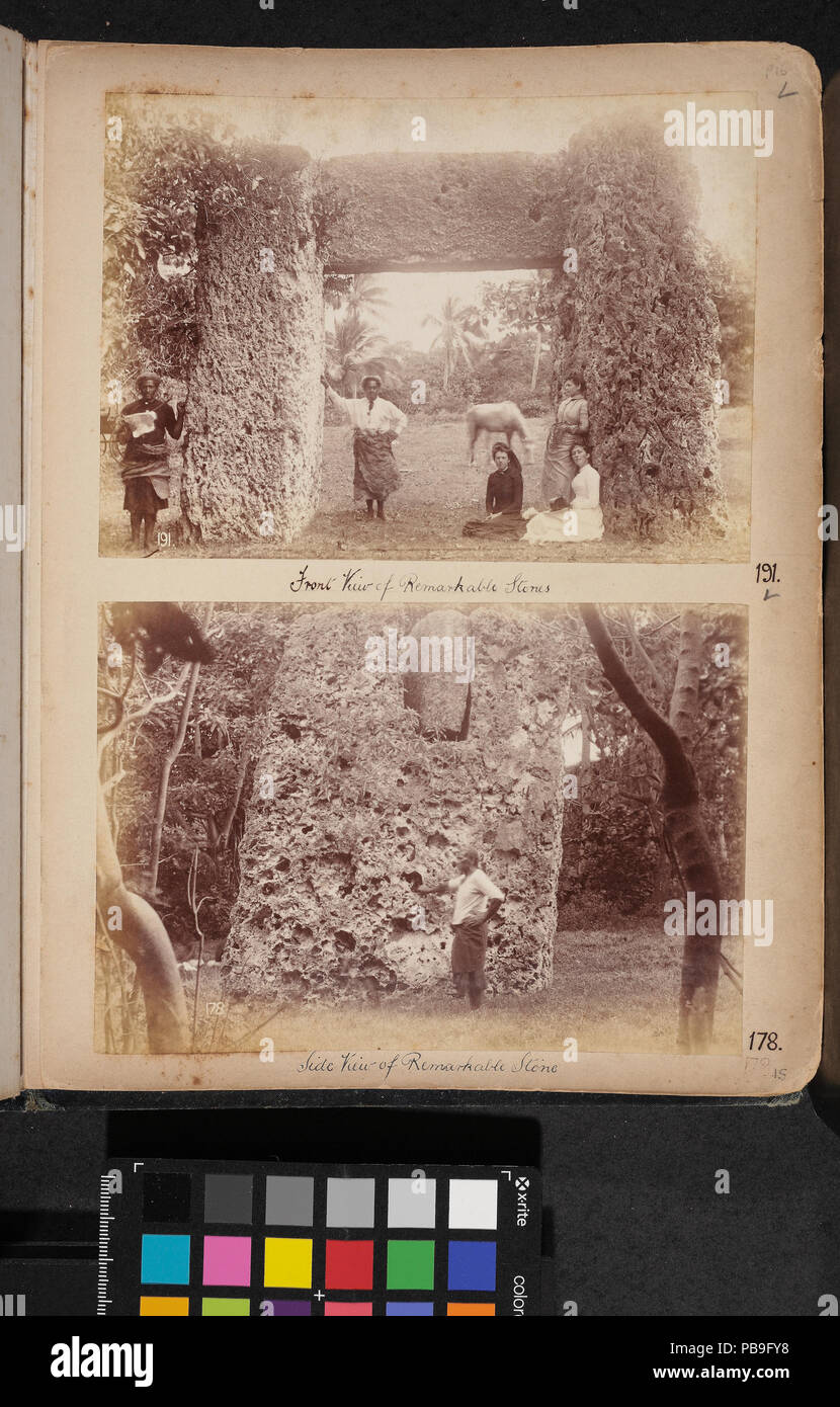 . Inglese: vista frontale di notevole pietre; vista laterale di notevole Pietra, [Mua, Tonga, c1880 a 1889]. Il trilithon Haʻamonga fu costruito nel XIII secolo da xi Tuʻi Tonga Tuʻitātui. (Informazioni da Daly, Martin (2009). Tonga : una nuova bibliografia (2. ed.). Università di Hawaiʻi Press, Honolulu) . circa 1880 737 Ha'amonga 'a Maui, Mua, Tonga, c. 1880 a 1889 Foto Stock
