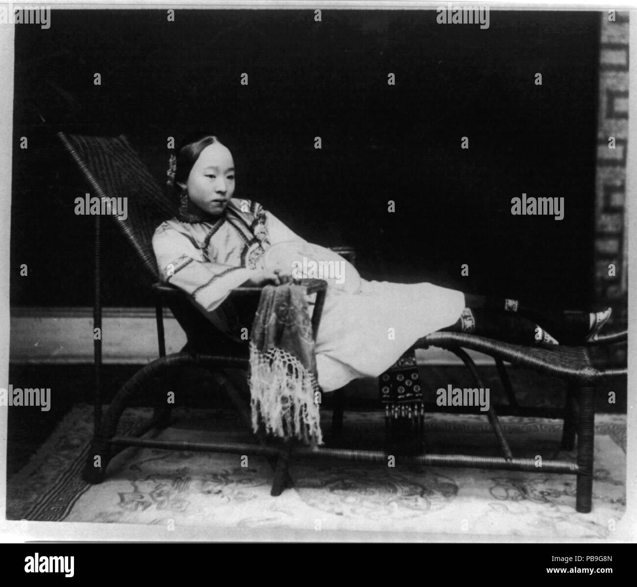 1865 Donna con i piedi legati reclinata su chaise longue, Cina LCCN2001705601 Foto Stock