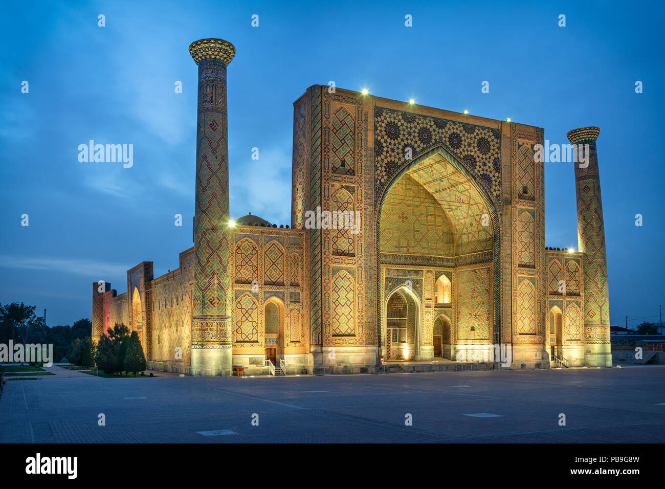 Ulugh Beg Madrasah situato sulla famosa piazza Registan al crepuscolo in Samarcanda, Uzbekistan Foto Stock