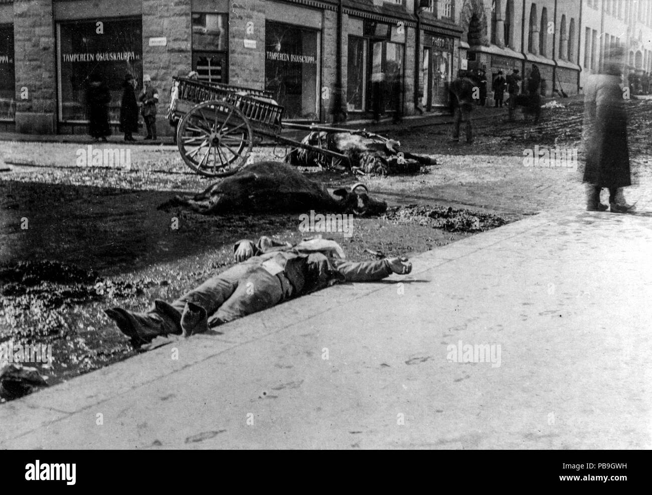 CC-Da Tampere 1918, kuvat Vapriikin kuva-arkisto. Finlandese della Guerra Civile 1918 Foto: Centro Museale Vapriikki archivi fotografici. 1598 Taistelun jälkiä Tampereen keskustassa (26696842640) Foto Stock