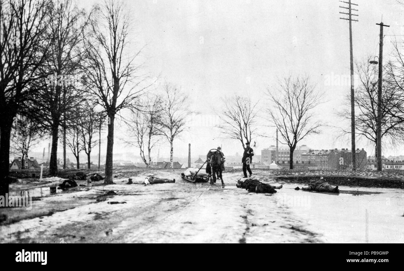 CC-Da Tampere 1918, kuvat Vapriikin kuva-arkisto. Finlandese della Guerra Civile 1918 Foto: Centro Museale Vapriikki archivi fotografici. 1799 Valkoisten ruumiita kerätään Tampereen Kalevankankaalla 3.4.1918 (26875899812) Foto Stock