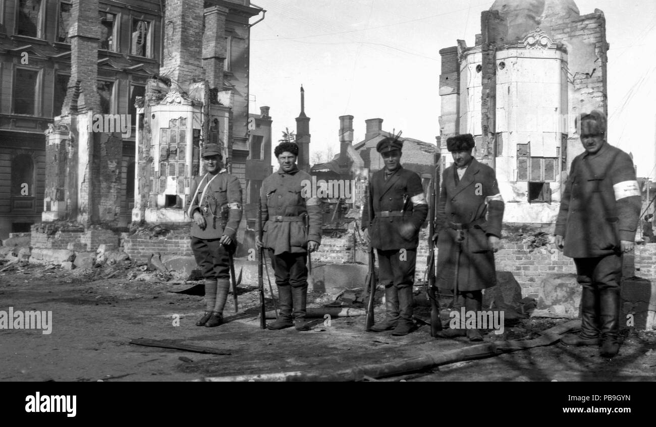 CC-Da Tampere 1918, kuvat Vapriikin kuva-arkisto. Finlandese della Guerra Civile 1918 Foto: Centro Museale Vapriikki archivi fotografici. 1585 Suojeluskuntalaisia Hämeenkadulla Tampereen valtauksen jälkeen (26901642591) Foto Stock