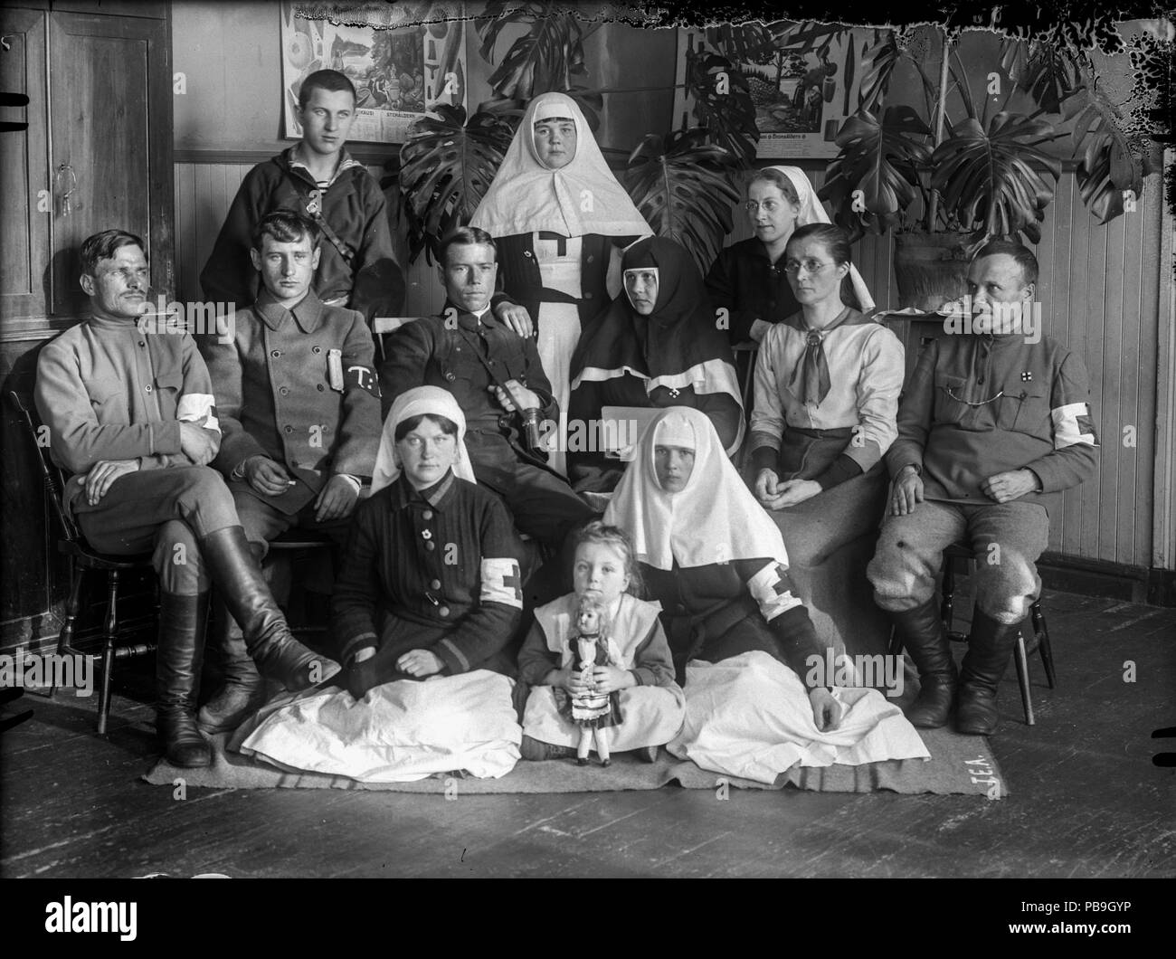 CC-Da Tampere 1918, kuvat Vapriikin kuva-arkisto. Finlandese della Guerra Civile 1918 Foto: Centro Museale Vapriikki archivi fotografici. 1237 Punaisten puolella toimineita venäläisiä välskäreitä ja hoitajia Ruovedellä (26901643991) Foto Stock