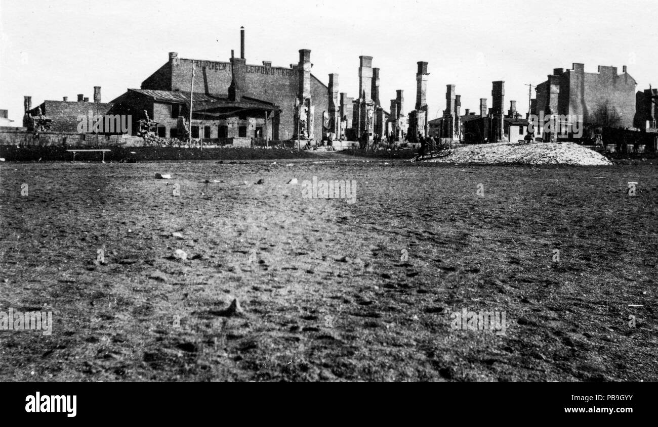 CC-Da Tampere 1918, kuvat Vapriikin kuva-arkisto. Finlandese della Guerra Civile 1918 Foto: Centro Museale Vapriikki archivi fotografici. 1246 Raunioita Tammelantorin itälaidassa Tampereen taistelun jälkeen (26901642011) Foto Stock