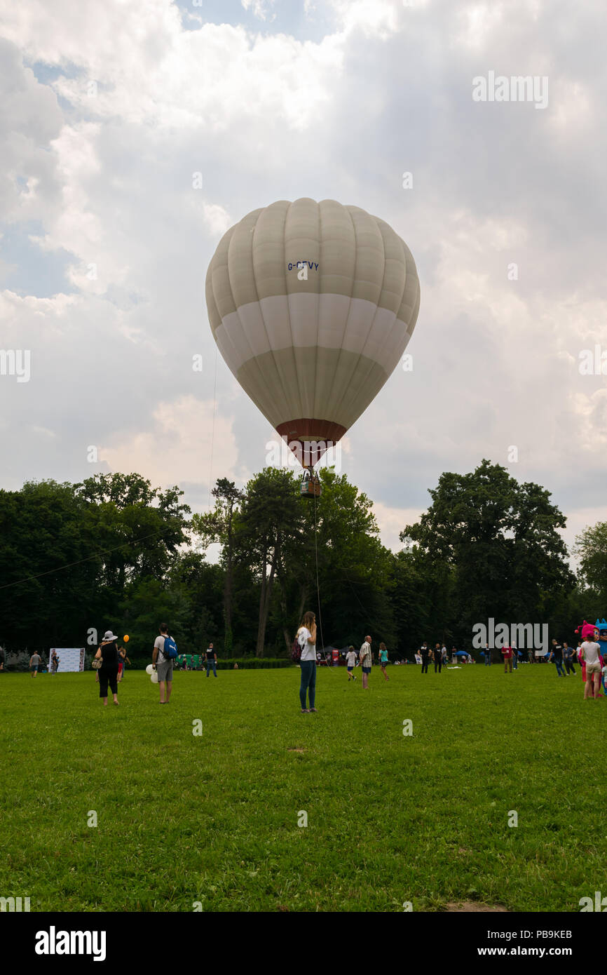 Mogosoaia, Ilfov vicino a Bucarest, Romania - Luglio 07, 2018: in mongolfiera ad aria calda viene sollevata per intrattenere i bambini al Kids Festival nel Palazzo Mogosoaia Foto Stock