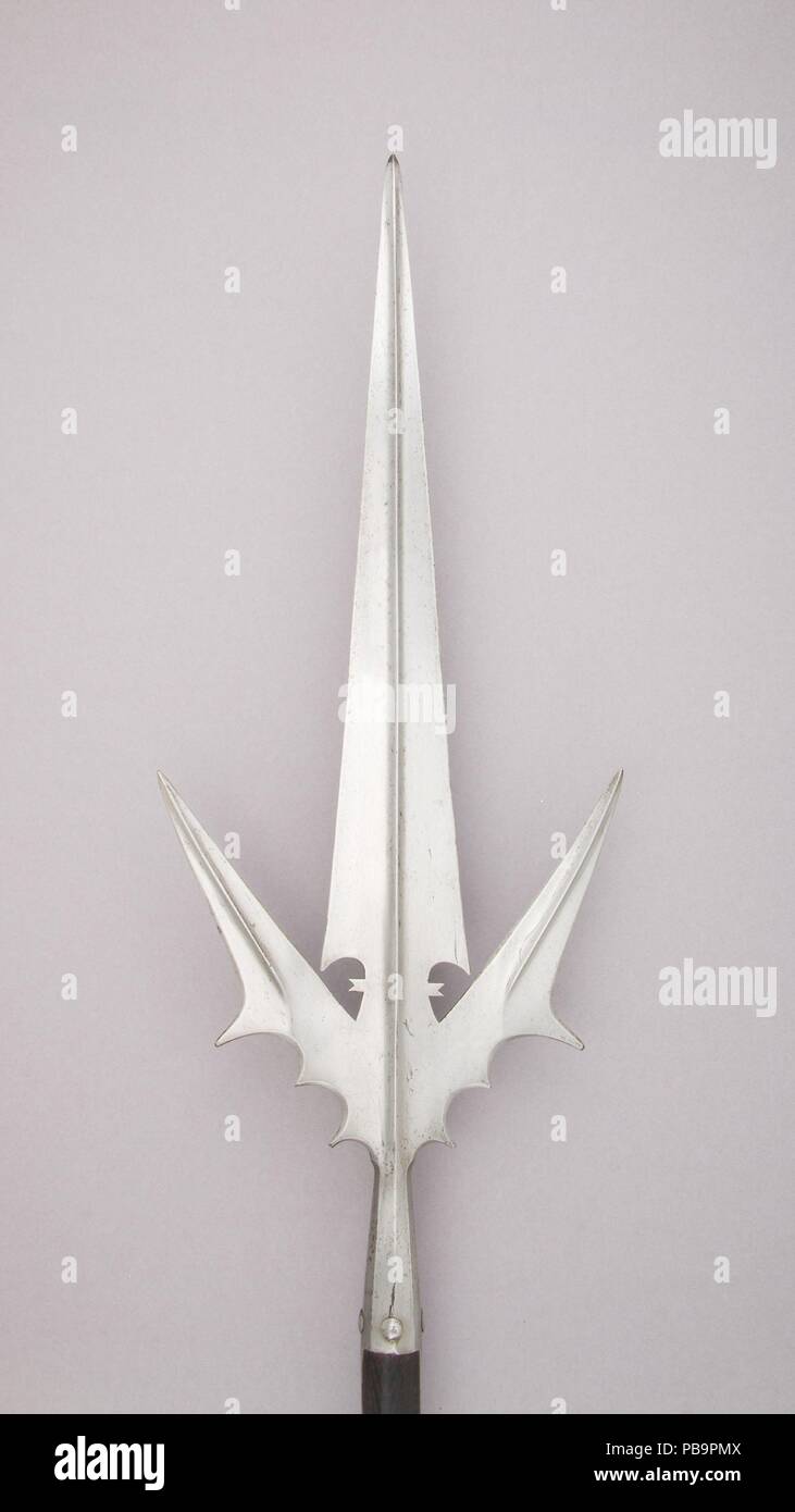 Il personale arma. Cultura: Italiano. Dimensioni: L. 8 ft. 6 a. (259.1 cm); L. di testa 25 a. (63,5 cm); W. 9 3/4 in. (24,8 cm); Wt. 5 LB 5 oz. 2409.7 (g). Data: ca. 1520. Museo: Metropolitan Museum of Art di New York, Stati Uniti d'America. Foto Stock