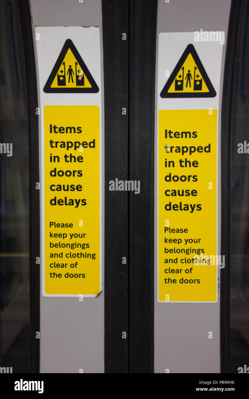 Mente le porte - Porte chiuse su un metro di Londra treno tubo Foto Stock