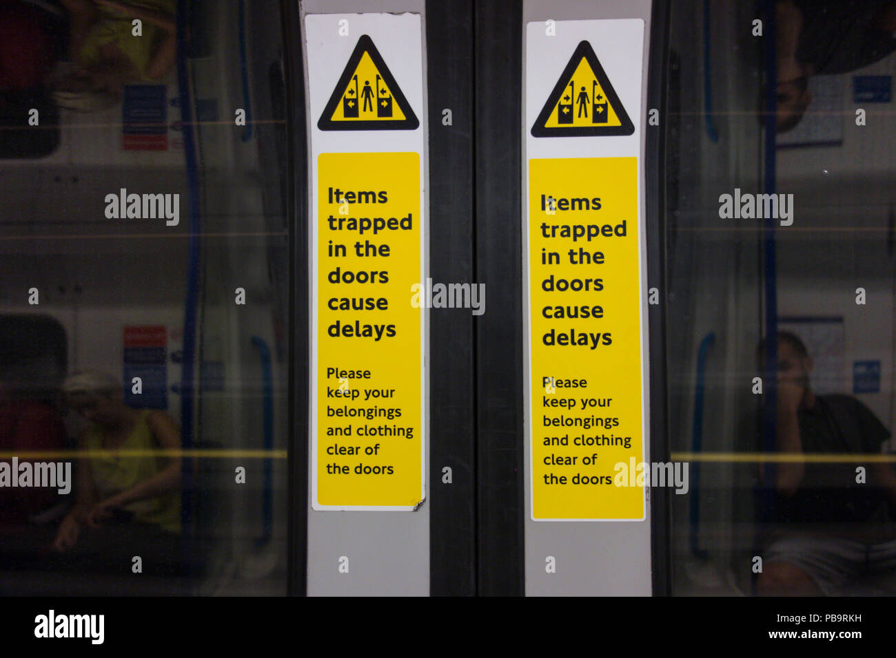 Mente le porte - Porte chiuse su un metro di Londra treno tubo Foto Stock