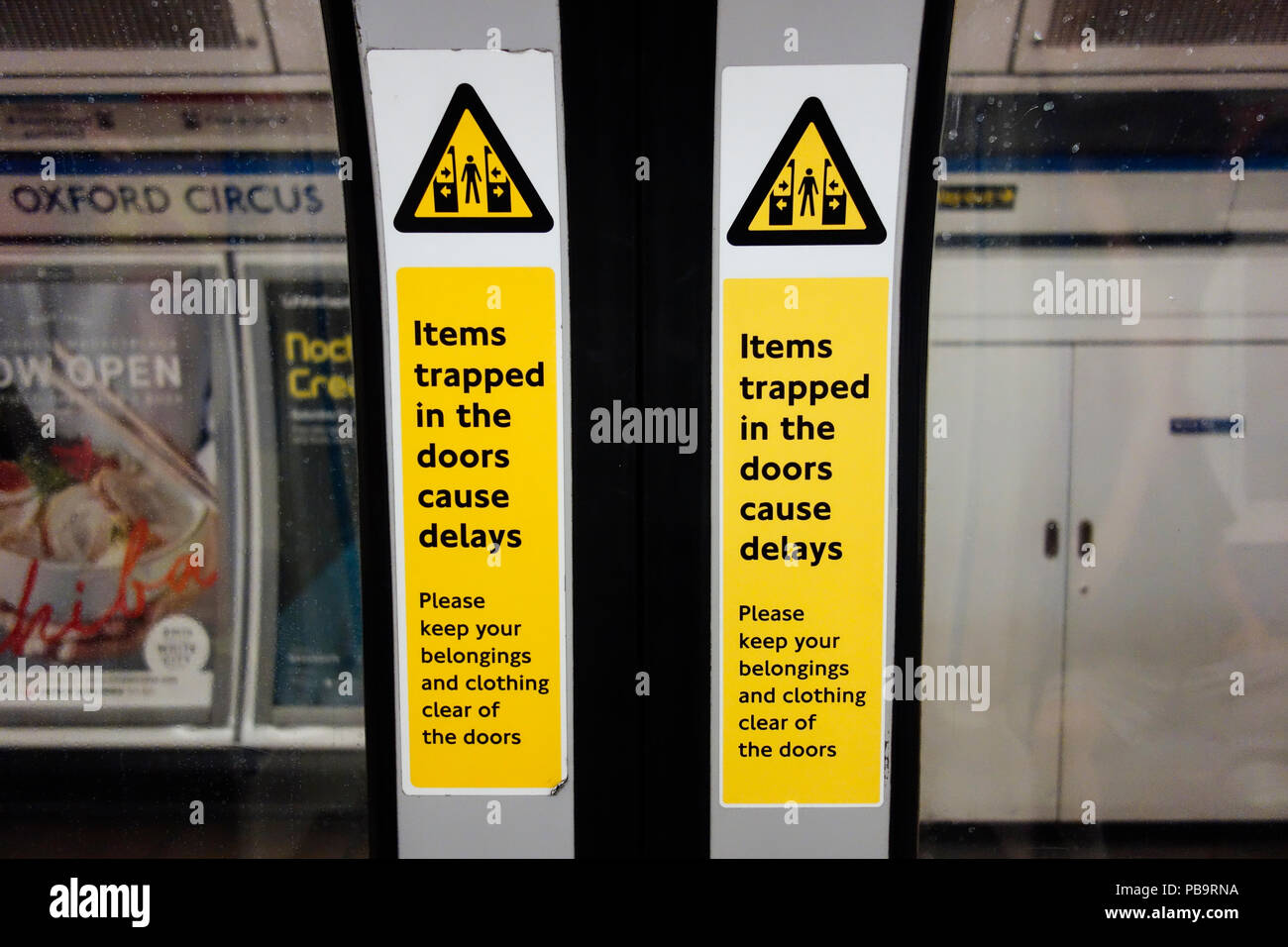 Mente le porte - Porte chiuse su un metro di Londra treno tubo Foto Stock