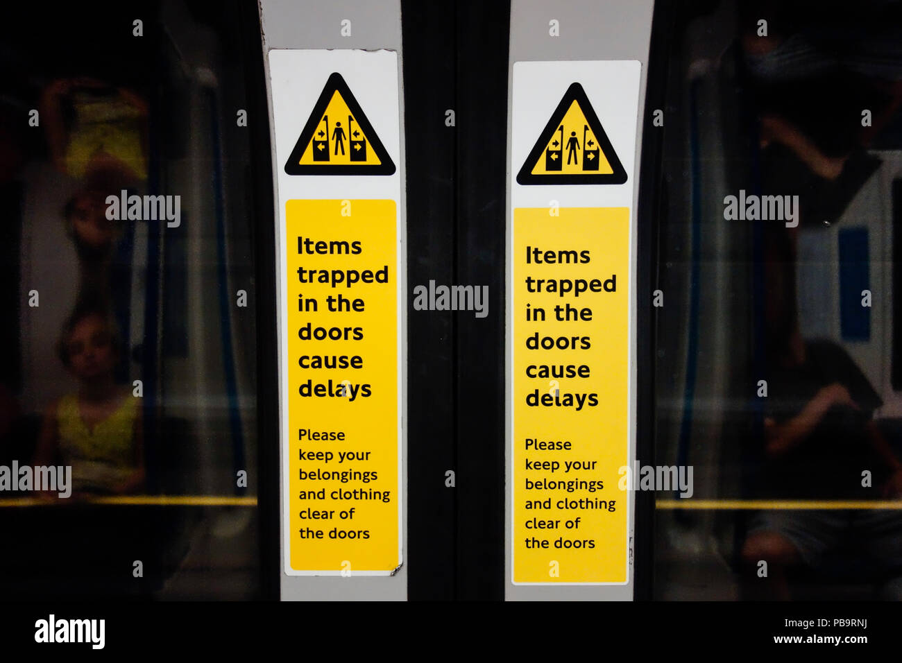 Mente le porte - Porte chiuse su un metro di Londra treno tubo Foto Stock