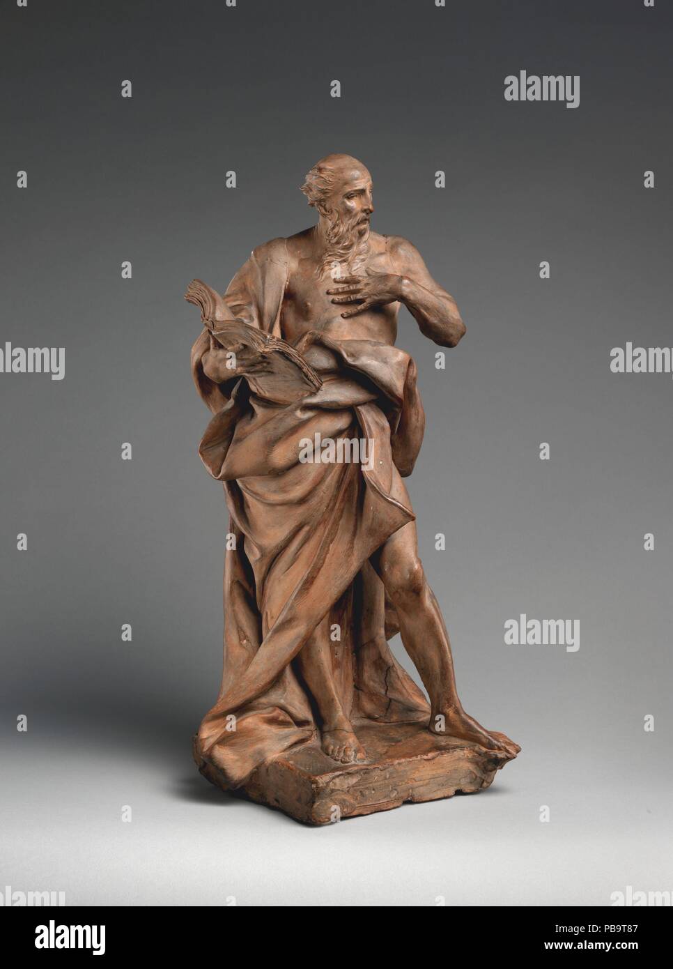 Apostolo (San Matteo?). Cultura: Italiano. Dimensioni: complessiva (conferma): 17 1/2 × 8 5/8 x 6 7/8 in. (44,5 × 21,9 × 17,5 cm). Data: 1730s. Questo vigorosamente modellato statuetta raffigurante un apostolo, eventualmente San Matteo. Egli tiene un libro aperto, uno dei suoi simboli, nella sua mano destra e alla sua sinistra è premuto contro il suo petto, quasi evocativa della sua chiamata da Gesù. Il bozzetto in terracotta esemplifica un modo diverso di modellatura di argilla, essendo in tra un schizzo di argilla e un buon modello. La manipolazione della creta è magistrale. Particolarmente coinvolgente è la testa pungenti, rapidamente modellato con pochi secu Foto Stock