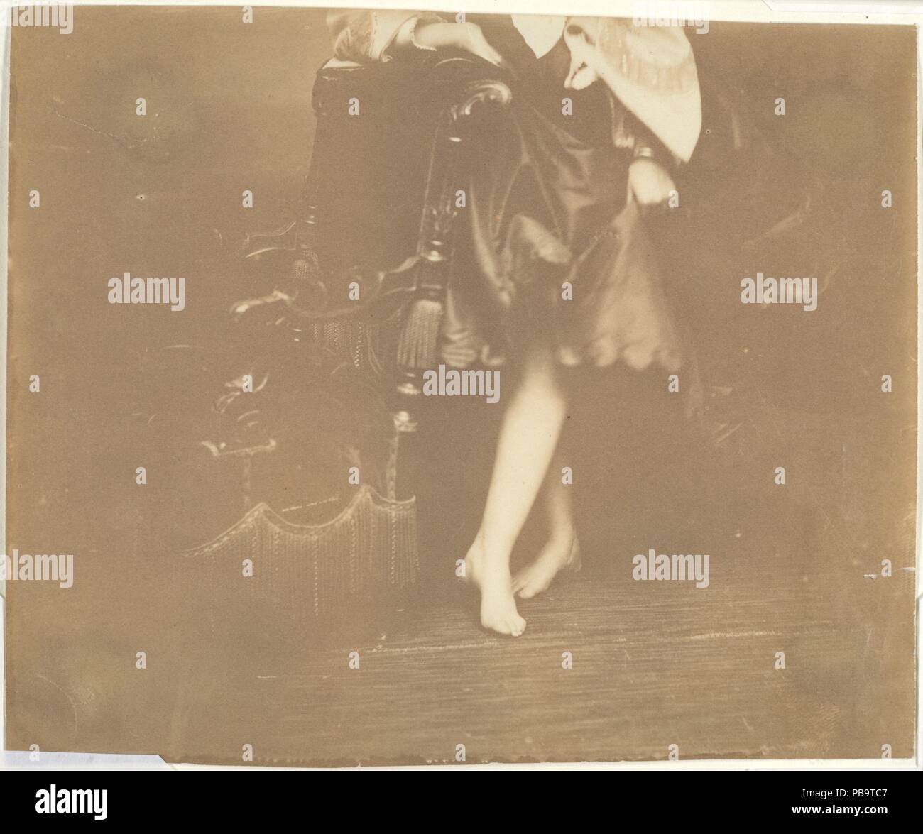 [Studio di gambe]. Artista: Pierre-Louis Pierson (Francese, 1822-1913). Dimensioni: 11,4 x 13,7 cm (4 1/2 x 5 3/8 in.). Data: 1861-67. La contessa goduto di trasgredire le norme di correttezza per le donne della sua classe sociale. Rivolgendosi a se stessa direttamente a fantasie maschio del giorno, fissandosi sulla donna gambe nascoste da modestia e le esigenze della moda, la contessa sfacciatamente ha tratto ispirazione da attrici e ballerine provenienti dal teatro di varietà, che indossava calze destinate ad abbassare il tono della scioccante indecenza di un tale spettacolo. Ella ha impegnato un doppio crimine quando lei aveva entrambe le gambe Foto Stock