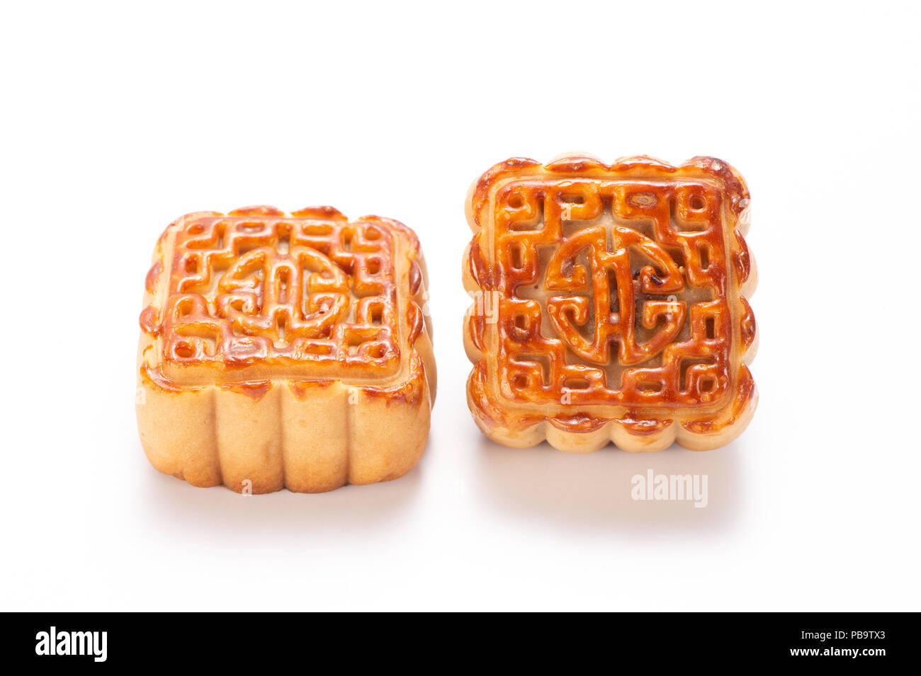 Mooncake in cinese tradizionale festival di metà autunno(la festa della luna) isolato su sfondo bianco con percorso di clipping(percorso salvato), e spazio di copia Foto Stock