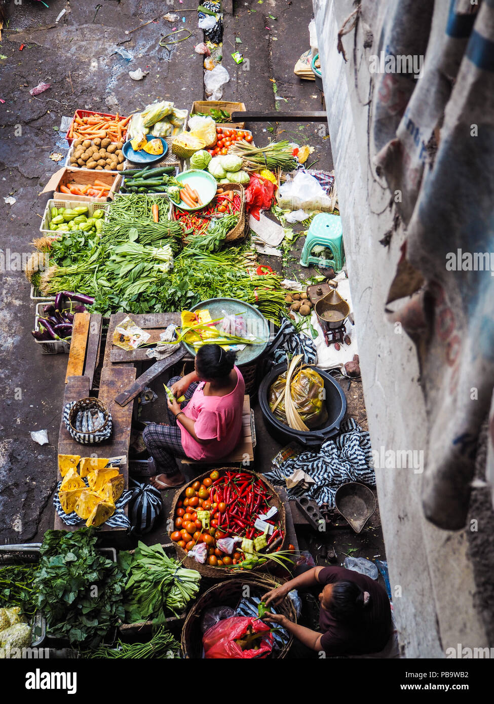 Bali, Indonesia - Aprile 2017: le donne la vendita di alimenti freschi al mercato nel centro di Ubud Foto Stock