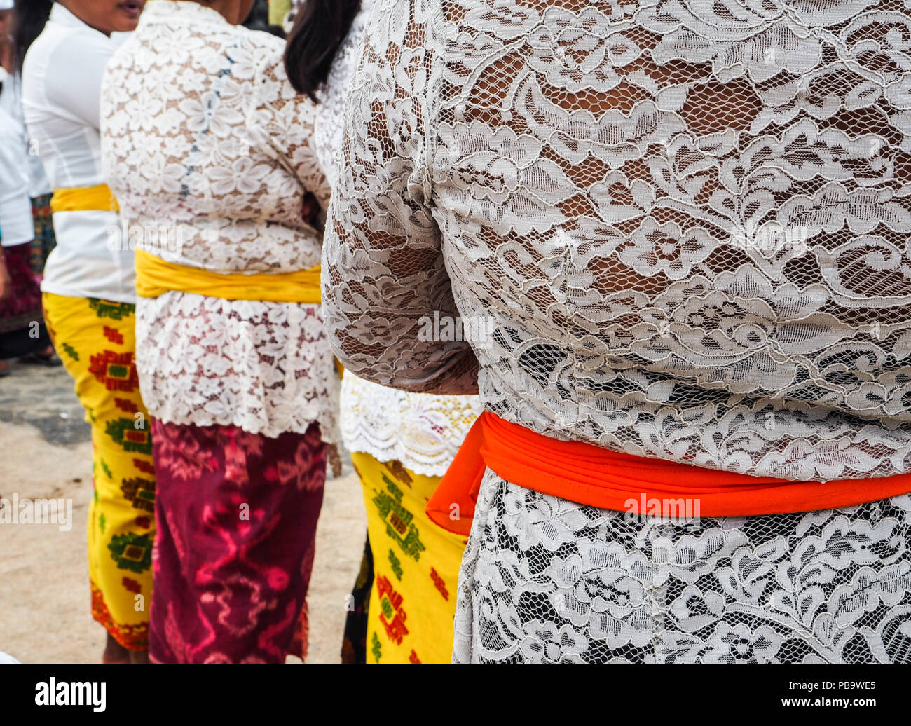 Il gruppo di donne Balinesi vestito in abiti tradizionali in attesa in linea per il Balinese nuovo anno processione, Nusa Lembongan, Indonesia Foto Stock