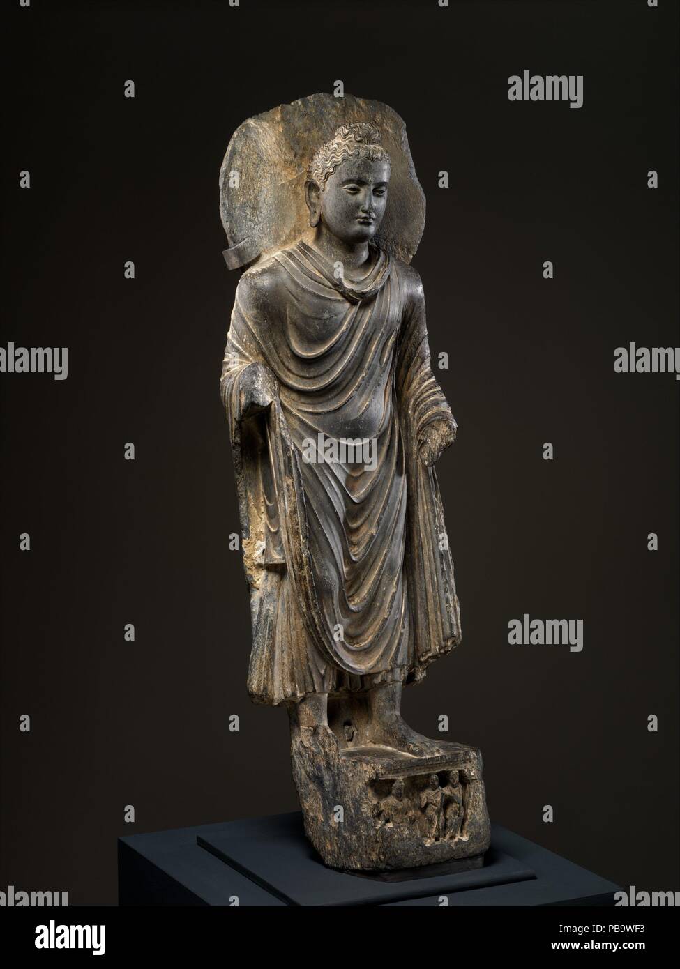 Il Buddha. Cultura: Pakistan, Khyber-Pakhtunkhwa provincia. Dimensioni: H. 36 1/2 in. (92,7 cm); W. 11 a. (27,9 cm); D. 5 1/2 in. (14 cm). Data: 3° secolo. Questo raffinato Buddha, il migliore esempio di questo iconico tipo di immagine ad apparire sul mercato in almeno l'ultimo decennio, è il prodotto di uno dei grandi laboratori attivi nella centrale regione Gandharan di giorno moderno Pakistan. È di qualità eccezionale e deve essere stato fatto da un maestro scultore come è evidenziato dalla figura ben volto scolpito, drammaticamente cascading panneggi pieghe, naturalistico e capelli finemente la superficie finita. Foto Stock