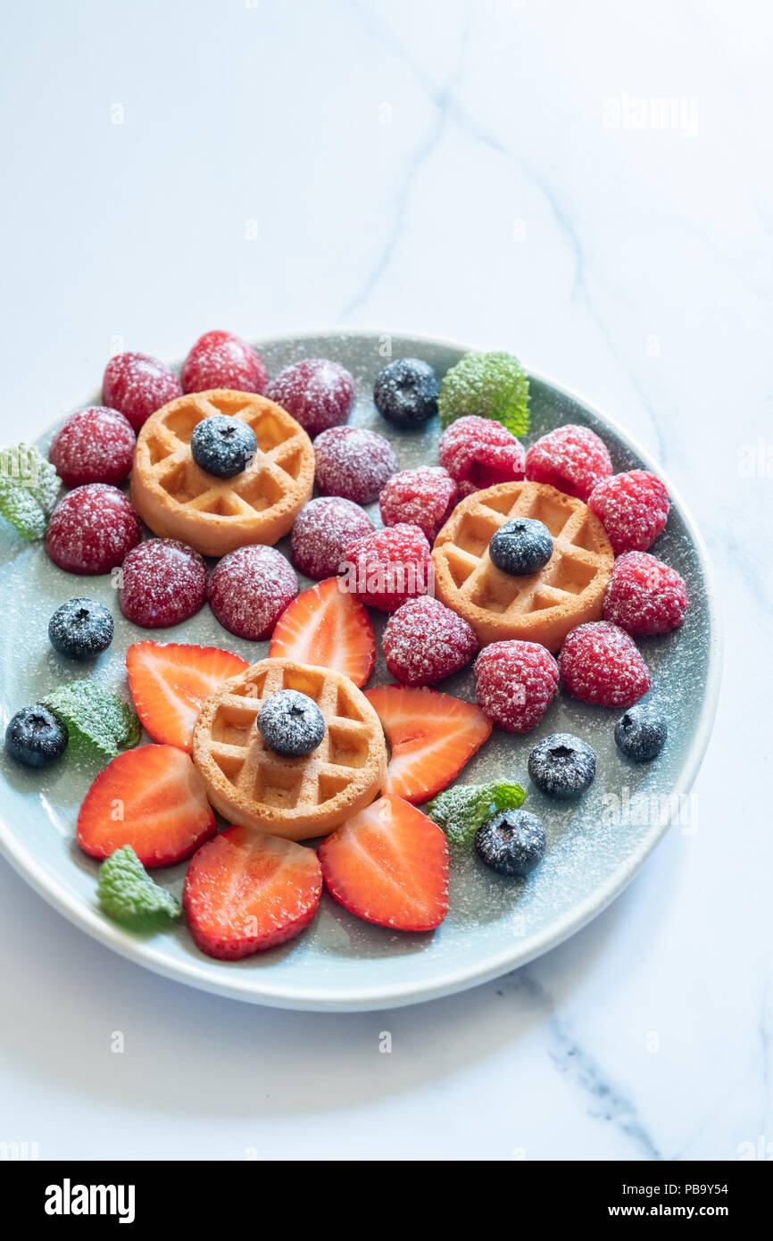 Waffle con frutti di bosco per i bambini Foto Stock