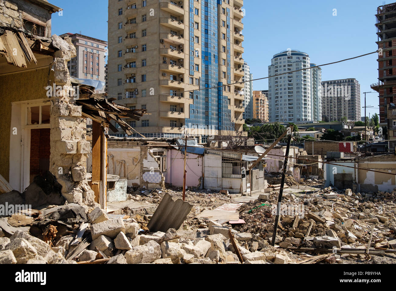 Demolizione di un vecchio quartiere residenziale nel centro della città di Baku in Azerbaijan per fare spazio per la costruzione di nuovi edifici. Foto Stock