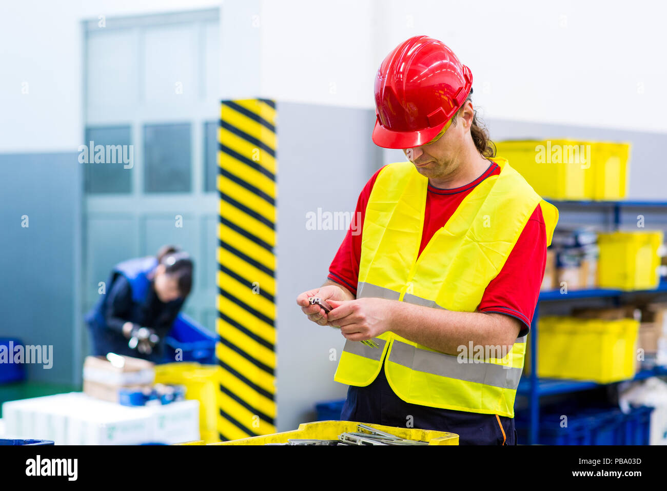 Manager in una fabbrica di controllo di un prodotto dalla linea di produzione. Supervisore in fabbrica facendo il controllo di qualità Foto Stock
