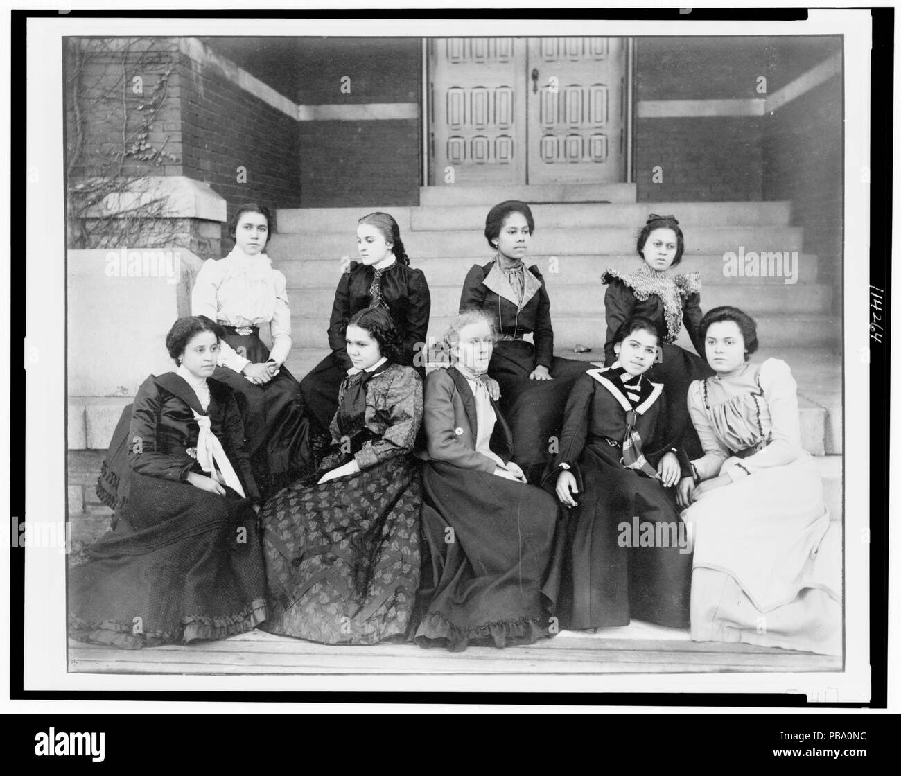 1102 Nove americano africano donne, ritratto a figura intera, seduto sui gradini di un edificio ad Atlanta University, Georgia LCCN95507098 Foto Stock