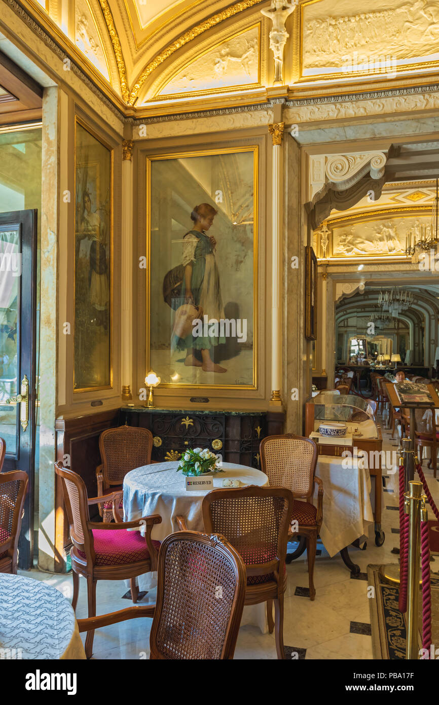 Molto famoso sweetshop in Napoli, il Gambrinus. 01. 07. 2018. Italia Foto Stock