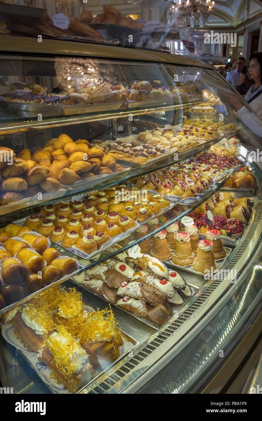 Molto famoso sweetshop in Napoli, il Gambrinus. 01. 07. 2018. Italia Foto Stock