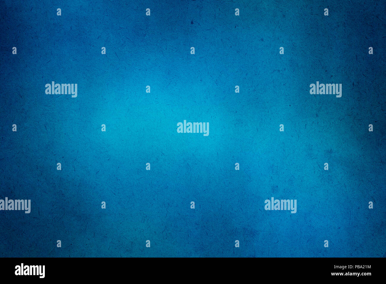 Gradiente blu vernice ad acquerello su carta vecchia con sbavature di granella sporca astratto di texture per Foto Stock