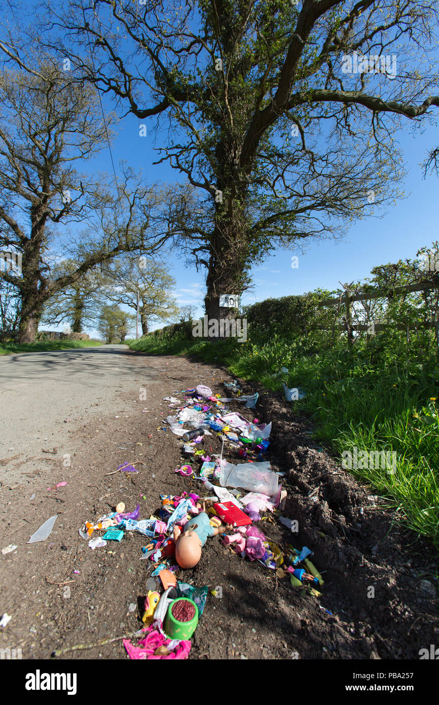 Vista di fly-ribaltamento in una zona rurale a layby Redwither Lane, vicino a Wrexham Industrial Estate, il Galles. Foto Stock