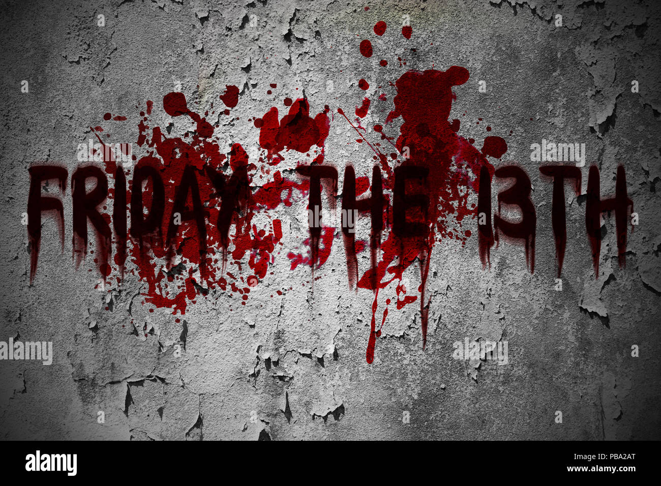 Venerdì il tredicesimo orrore spaventoso sangue grunge testo sullo sporco vecchio muro. Foto Stock
