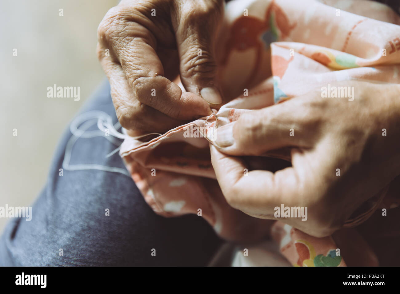 Closeup elder cucire a mano vintage tono colore Foto Stock