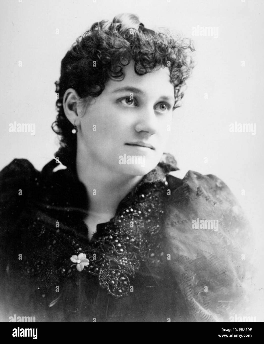 . Inglese: Capt. Minnie Hill, prima donna della licenza per il funzionamento di un battello a vapore a ovest del fiume Mississippi. circa 1886 1047 Minnie Hill (steamboat capitano) Foto Stock