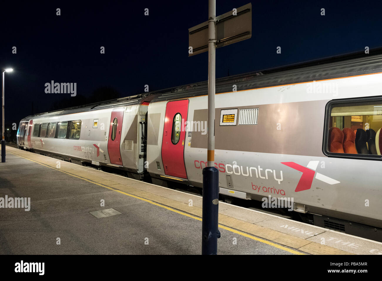 Stazione ferroviaria di notte. Cross Country il treno in attesa presso la piattaforma di notte, Chesterfield stazione ferroviaria, Chesterfield, Derbyshire, England, Regno Unito Foto Stock