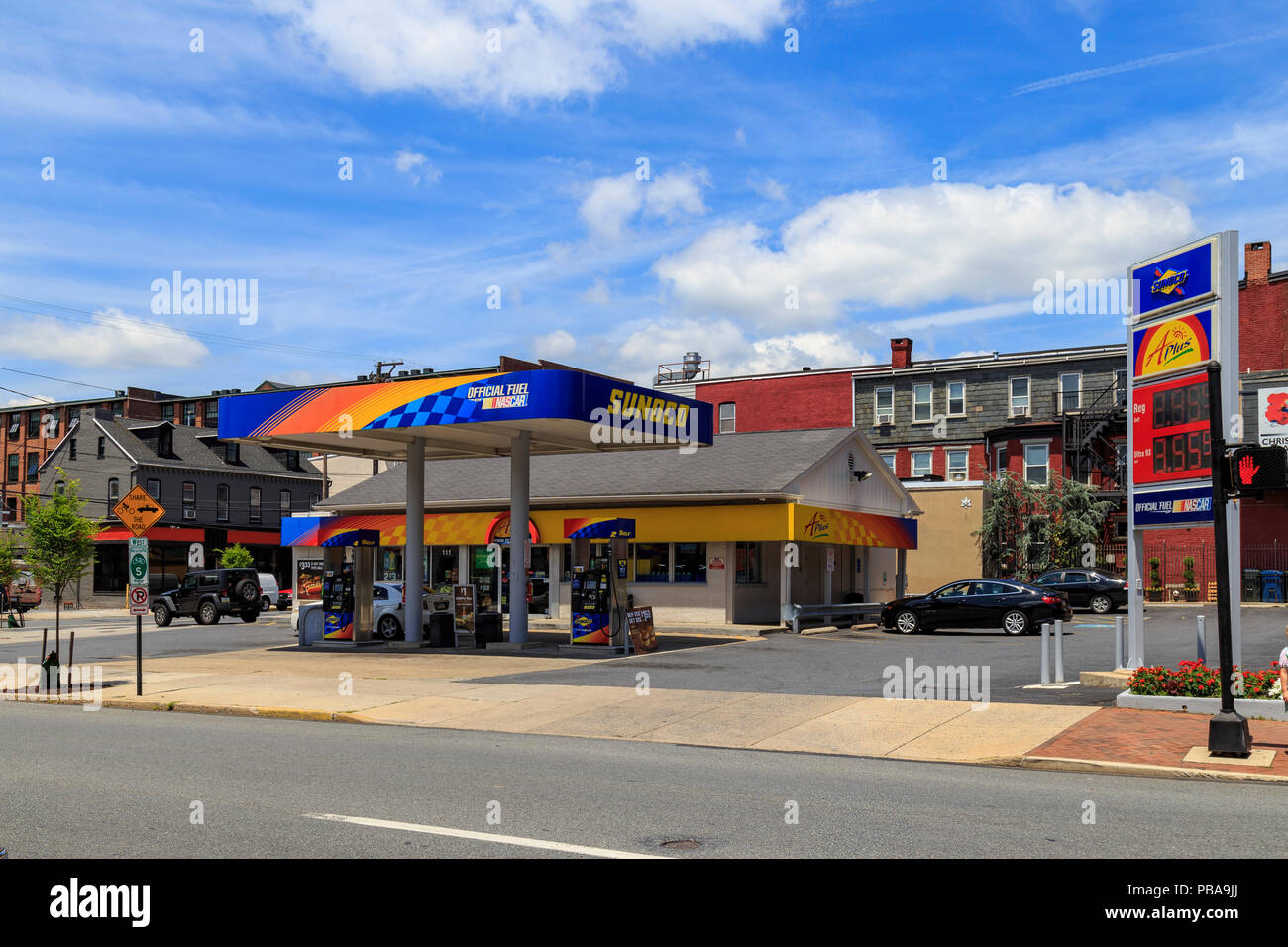 Lancaster, PA, Stati Uniti d'America - 25 Giugno 2018: Un Sunoco A-Plus minimarket nel centro di Lancaster, PA offre gas, limitata negozi di generi alimentari e prodotti fast food. Foto Stock