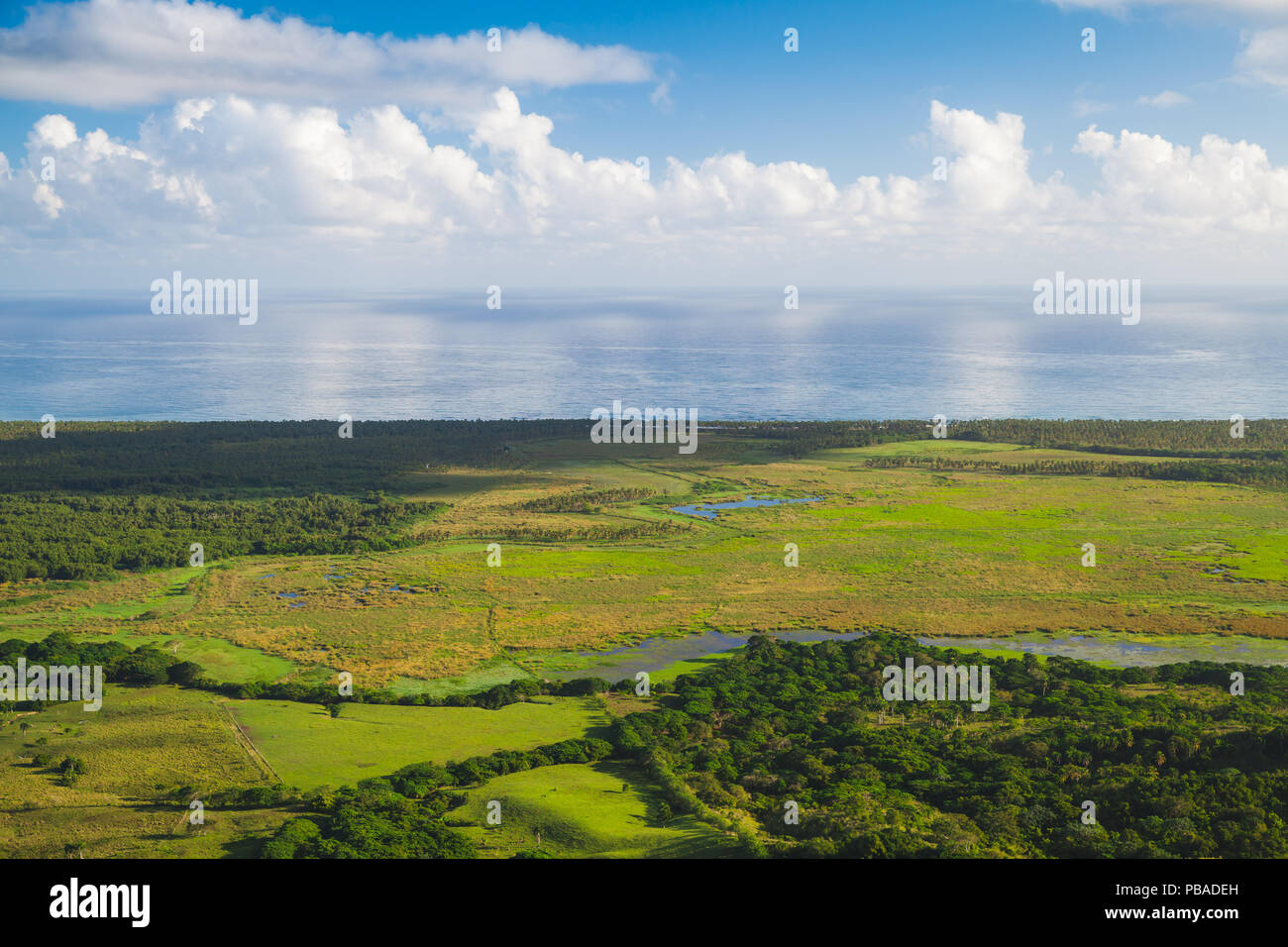 Il paesaggio costiero nella mattina d'estate. Montana Redonda, Repubblica Dominicana Foto Stock