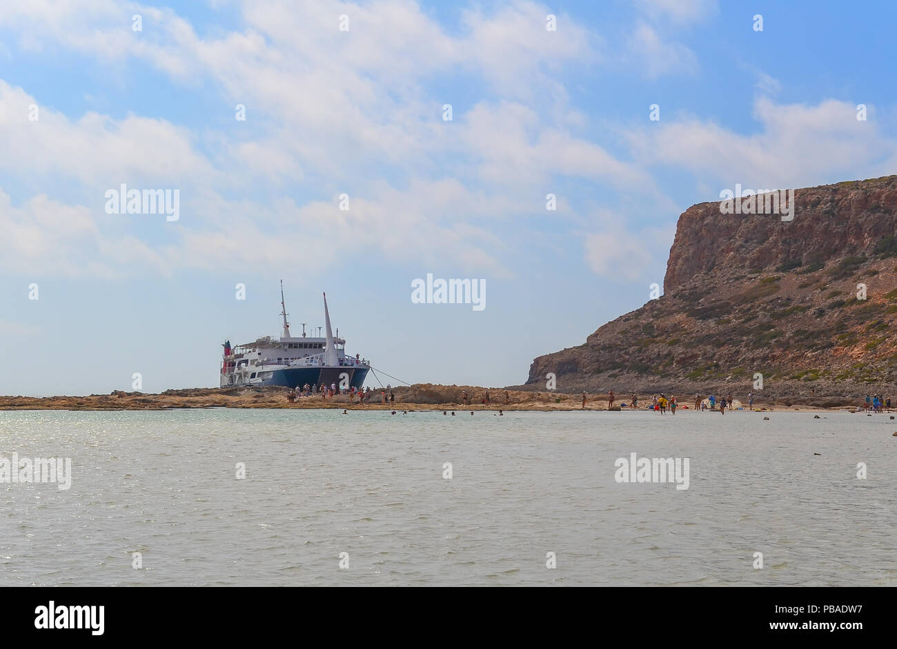Un battello da diporto ha portato i turisti in una pittoresca baia sul Mare Mediterraneo, vista dall'alto. Spiaggia di Balos Baynear l'isola greca Gramvous Foto Stock