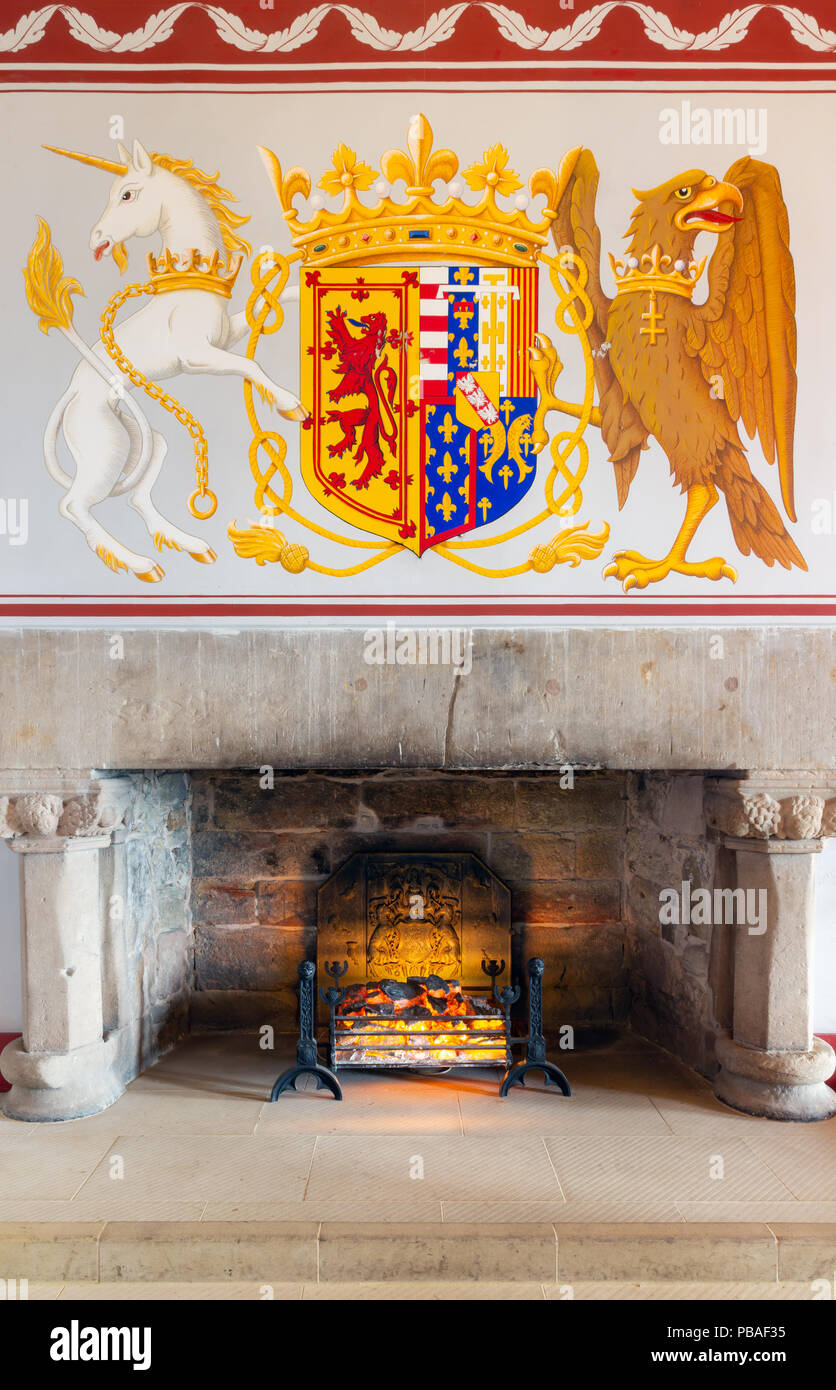 Sala medievale del Castello di Stirling con focolare e decorazioni a parete Foto Stock