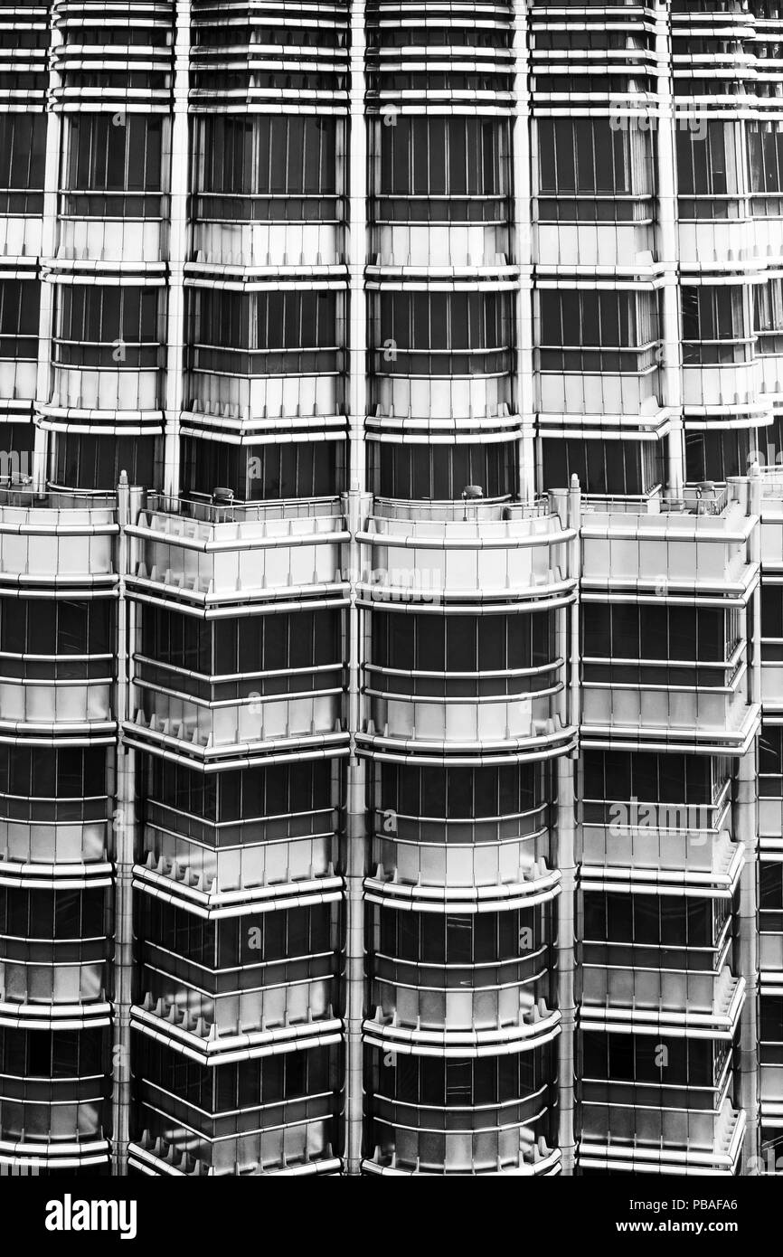 Dieci piani di un ufficio grattacielo rotondo, modelli di ripetizione dei balconi, finestre e struttura metallica dell'edificio, Petronas Tower, Kuala lump Foto Stock