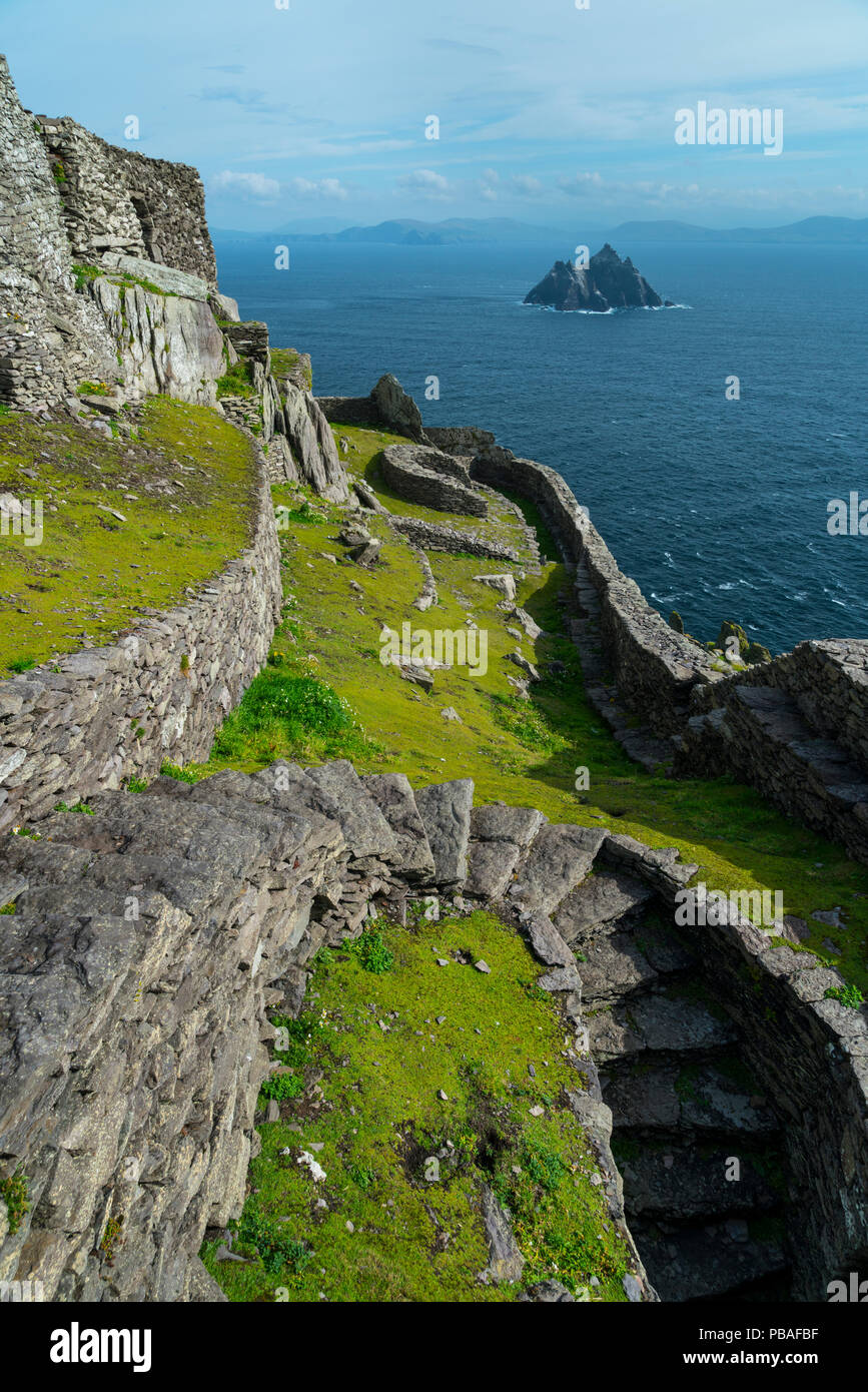 Monastero terrazze su Skellig Michael, Isole Skellig sito patrimonio mondiale, nella contea di Kerry, Irlanda, Europa. Settembre 2015. Foto Stock
