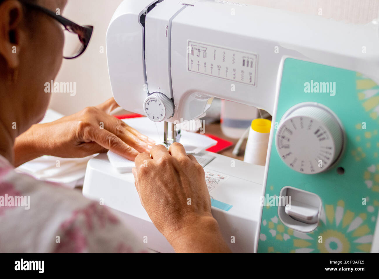 Donna sarta facendo il lavoro con la sua macchina da cucire Foto stock -  Alamy