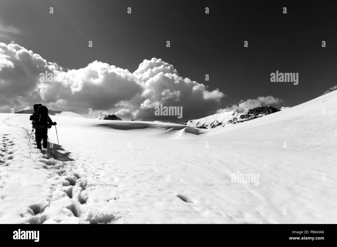 Due escursionisti sull altopiano innevato. La Turchia, centrale sui monti Taurus, Aladaglar (Anti-Taurus), plateau Edigel (Yedi Goller). Ampio angolo di visione. In bianco e nero Foto Stock