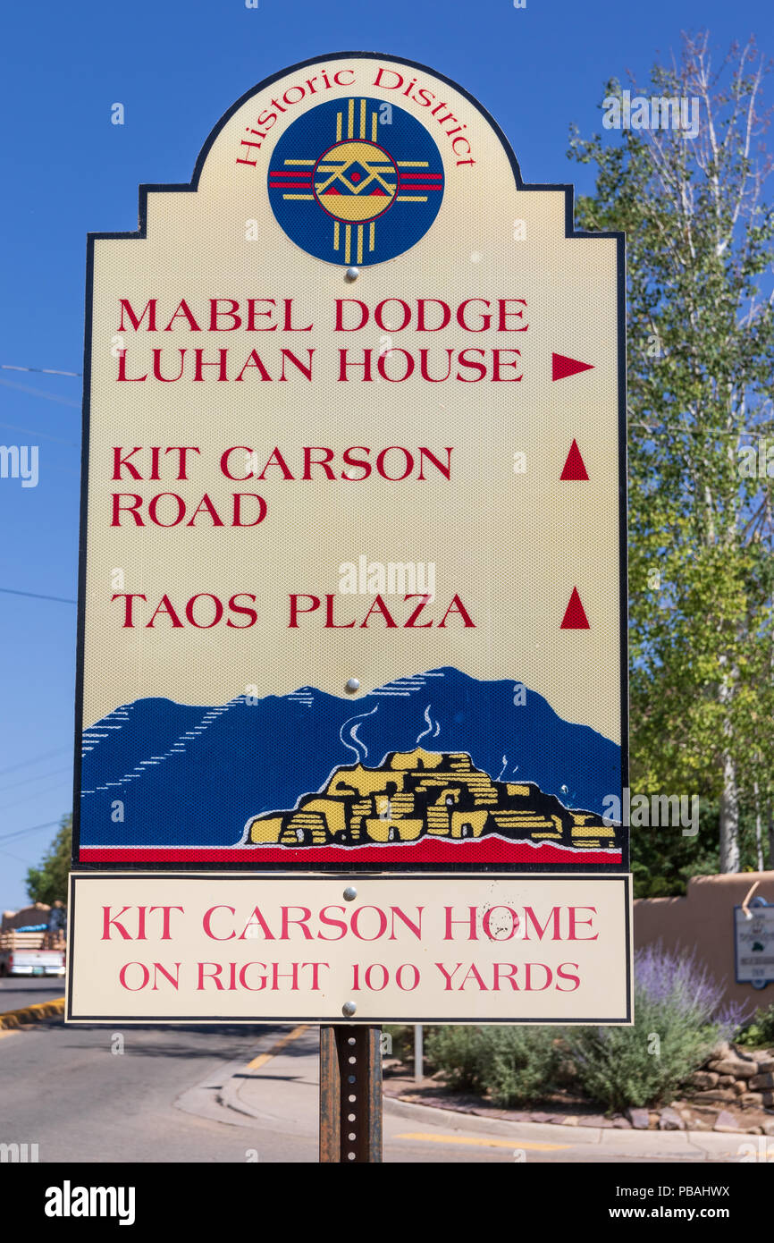 TAOS, NM, Stati Uniti d'America-8 luglio 18: un cartello stradale in Old Taos, dirigere uno a molti luoghi storici. Foto Stock
